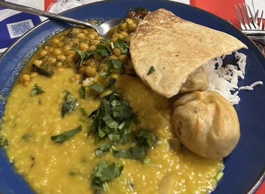 Dhal chickpeacurry momo TasteTibet IMG 9970